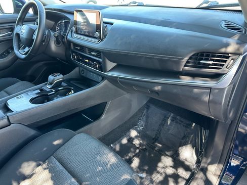 Used 2025 Nissan Rogue SV FWD image 32