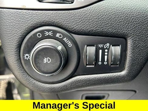 Used 2019 Jeep Cherokee Latitude Plus AWD/4WD image 19