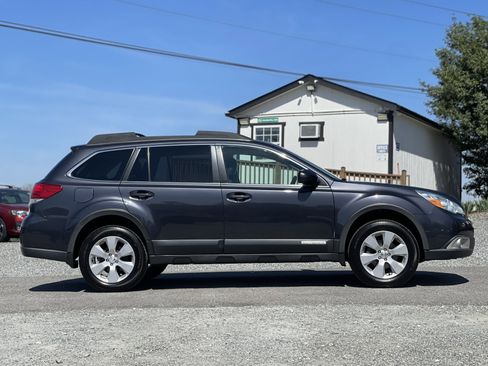 Used 2011 Subaru Outback 2.5i Limited image 2