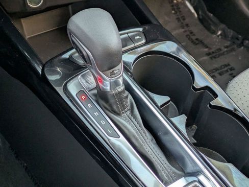 Used 2025 Chevrolet Trax LT w/ LT Convenience Package image 18