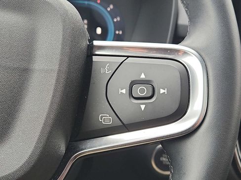 Used 2025 Volvo XC40 B5 Plus image 21
