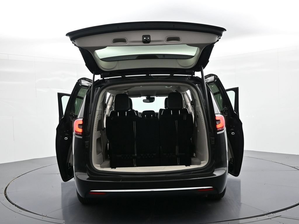 Used 2023 Chrysler Pacifica Touring-L FWD image 37