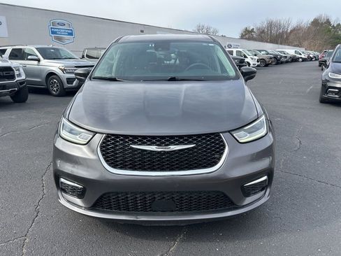 Used 2023 Chrysler Pacifica Touring-L image 2