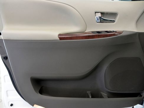 Used 2014 Toyota Sienna XLE image 14