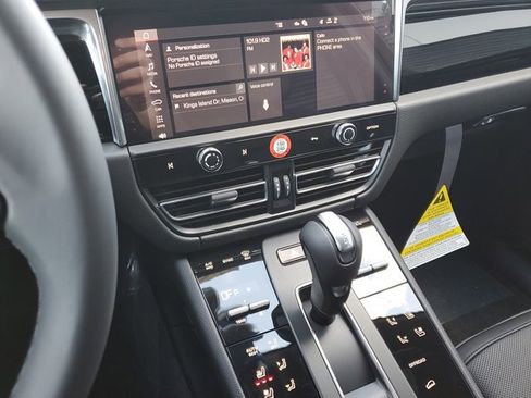 Used 2025 Porsche Macan image 33