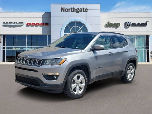 Used 2018 Jeep Compass Latitude w/ Cold Weather Group AWD/4WD image 2