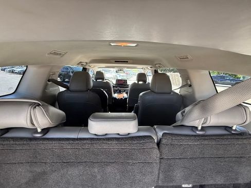 Used 2021 Toyota Sienna XLE FWD image 31