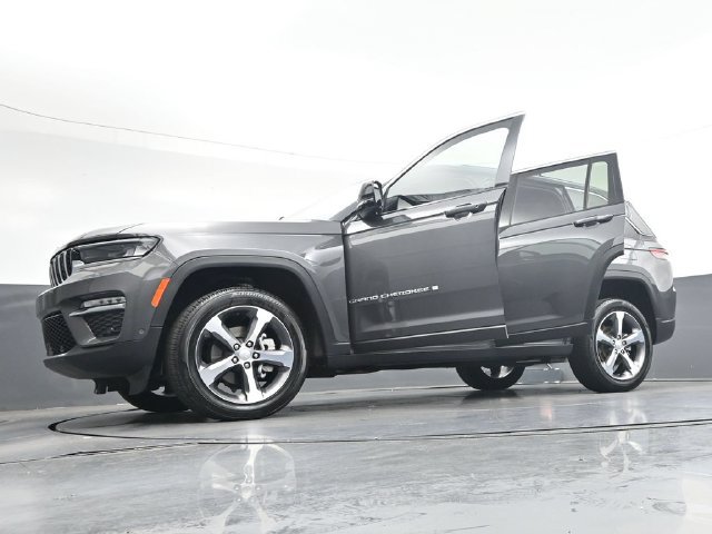 Used 2025 Jeep Grand Cherokee Limited w/ Luxury Tech Group II AWD/4WD image 43