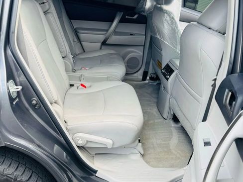 Used 2010 Toyota Highlander SE image 12