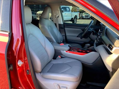 Used 2021 Toyota Highlander XLE FWD image 9