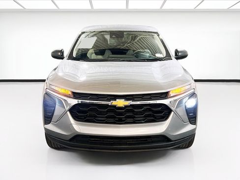 Used 2025 Chevrolet Trax LS FWD image 2