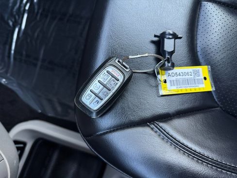 Used 2021 Chrysler Voyager Lxi image 17