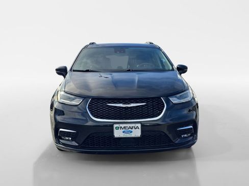 Used 2022 Chrysler Pacifica Touring-L image 9