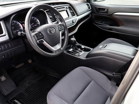 Used 2019 Toyota Highlander LE image 3
