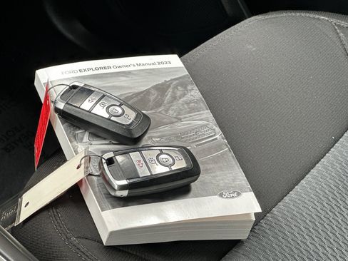 Used 2023 Ford Explorer XLT image 12