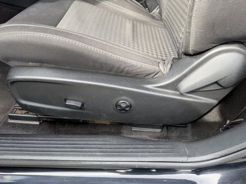 Used 2015 Dodge Challenger SXT image 15