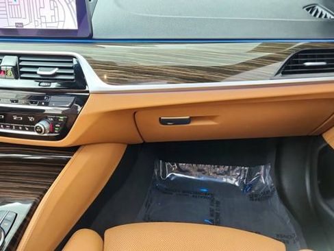 Used 2023 BMW 530e xDrive w/ Premium Package image 37