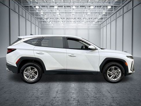 Used 2025 Hyundai Tucson SE AWD/4WD image 2