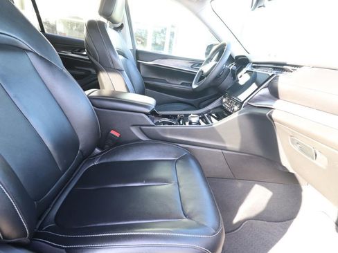 Used 2023 Jeep Grand Cherokee Limited w/ Black Appearance Package image 23