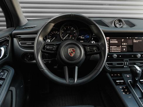 Certified 2025 Porsche Macan AWD/4WD image 17