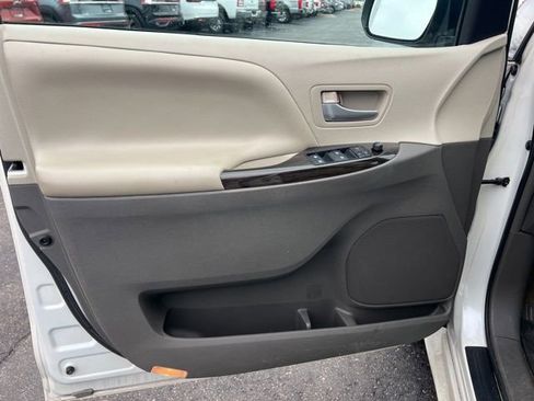 Used 2016 Toyota Sienna XLE image 24