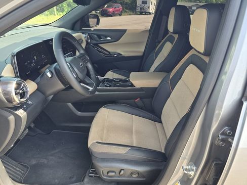 Used 2025 Chevrolet Equinox ACTIV w/ Safety and Technology Package FWD image 11