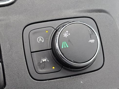 Used 2023 Chevrolet Traverse LT image 27