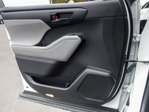 Certified 2023 Toyota Highlander L image 29