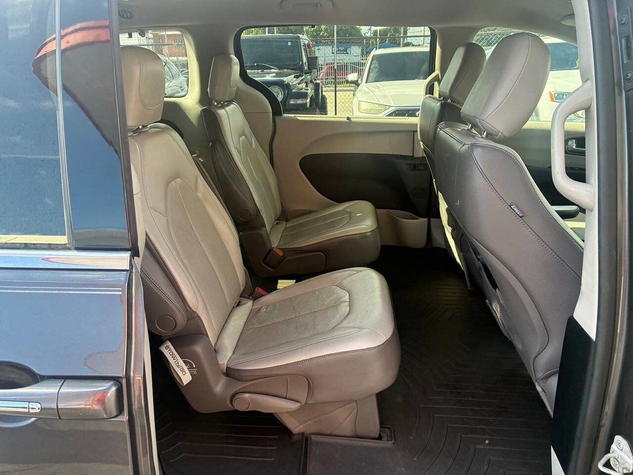 Used 2018 Chrysler Pacifica Touring-L FWD image 12