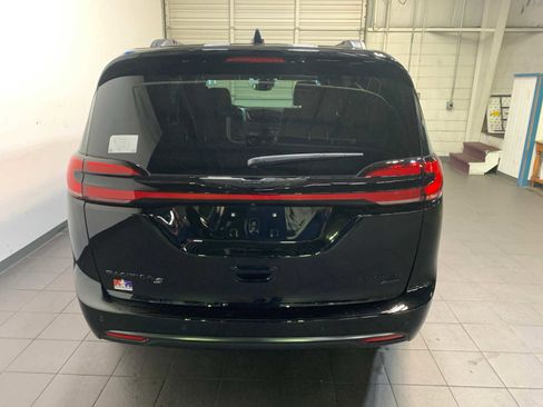 New 2026 Chrysler Pacifica Limited image 4