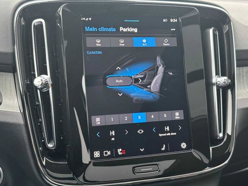 Used 2025 Volvo XC40 B5 Plus w/ Climate Package image 28