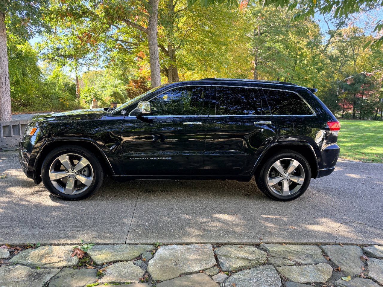 Used 2015 Jeep Grand Cherokee Overland AWD/4WD image 5