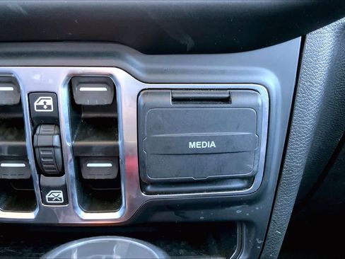 Used 2023 Jeep Gladiator Overland image 35