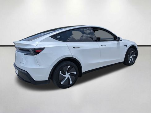 Used 2026 Tesla Model Y AWD image 4