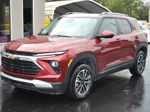 Used 2024 Chevrolet TrailBlazer LT image 2