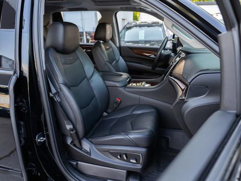 Used 2019 Cadillac Escalade Premium Luxury w/ Escalade Sport Edition AWD/4WD image 20