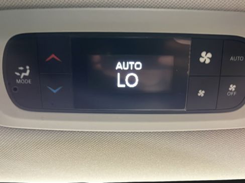 Used 2023 Chrysler Pacifica Touring-L FWD image 34