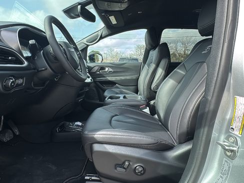 New 2026 Chrysler Pacifica Select w/ S Appearance Package image 9