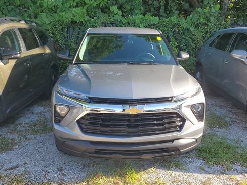 Used 2024 Chevrolet TrailBlazer LS FWD image 2