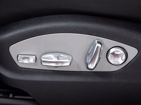 Certified 2025 Porsche Macan image 18