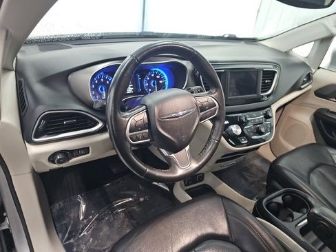 Used 2020 Chrysler Pacifica Touring-L image 23