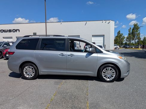 Used 2015 Toyota Sienna XLE image 2
