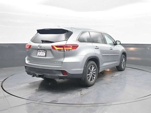 Used 2017 Toyota Highlander XLE AWD/4WD image 7