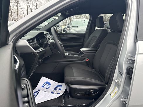 New 2025 Jeep Grand Cherokee Laredo X w/ Luxury Tech Group I image 16