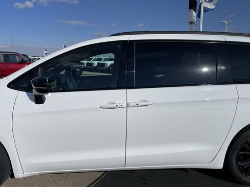 Used 2025 Chrysler Pacifica Limited image 29