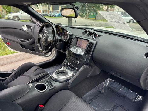 Used 2017 Nissan 370Z Coupe RWD image 16