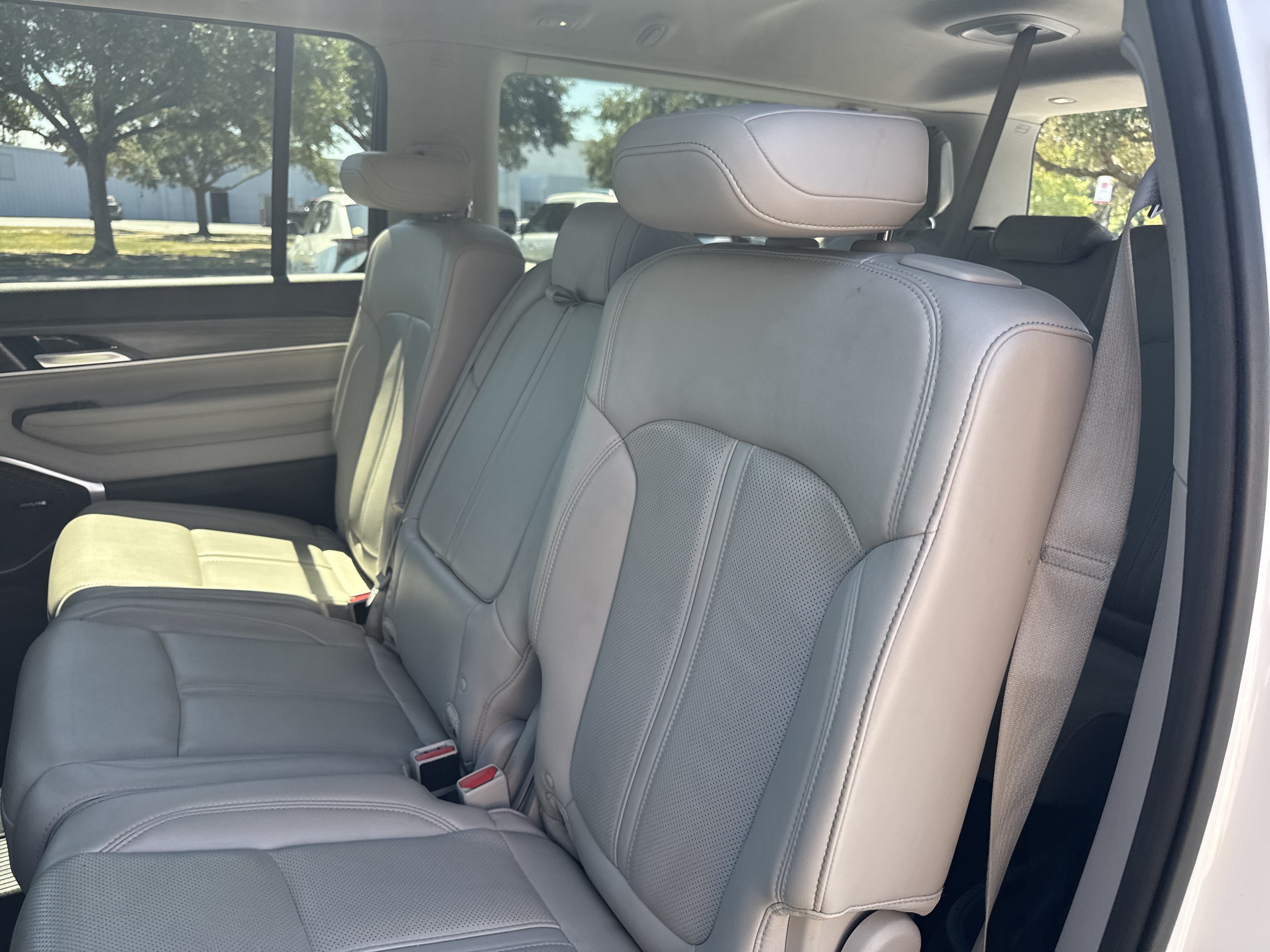 Used 2024 Jeep Wagoneer L Series II AWD/4WD image 24