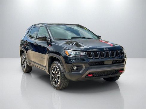 Used 2024 Jeep Compass Trailhawk image 3