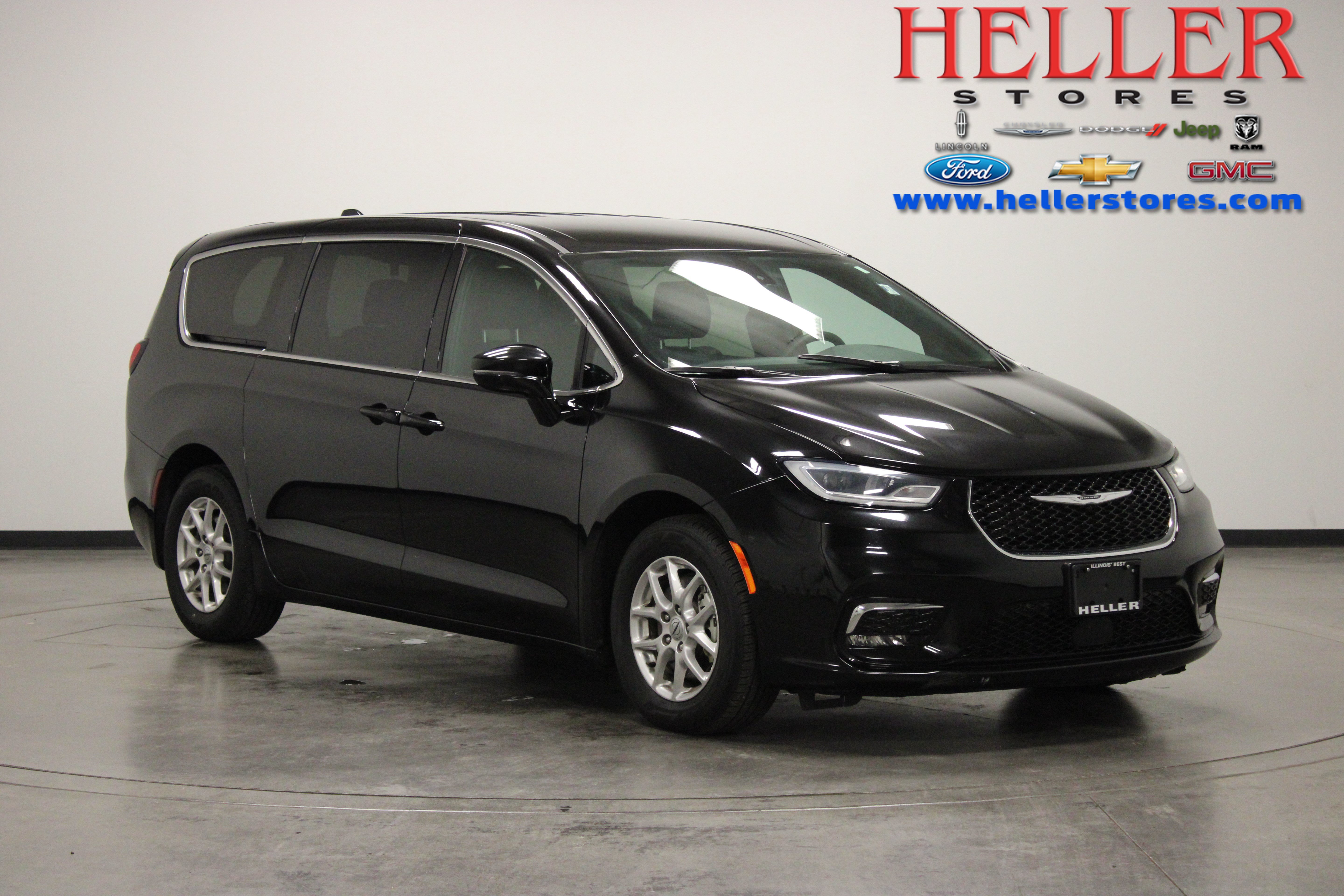 Used 2025 Chrysler Pacifica Select FWD image 1