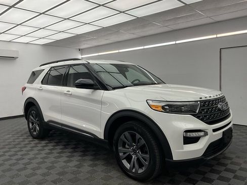 Used 2023 Ford Explorer XLT w/ Equipment Group 202A image 3